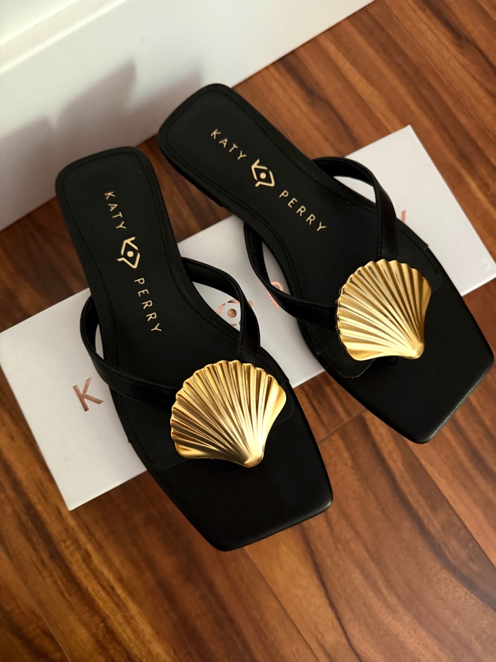 🏷️ New in box Katy Perry collection black flip flop sandal gold shell size 5